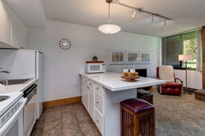 Enjoy a Apres Ski dinner in the full kitchen