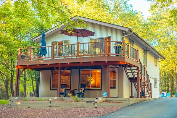 Welcome to The Ridgeline! Discover your perfect retreat at this stunning cabin, ideal for relaxing vacations, exciting adventures, or any special occasion, no matter the season