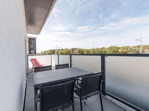 Nuage, Ciel, Table, Chaise, Bâtiment, Maison, Ombre, Design Intérieur, Éclairage Public, Sol