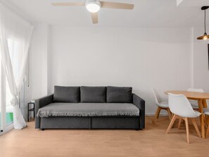 Möbel, Eigentum, Licht, Couch, Holz, Komfort, Flooring, Interior Design, Deckenventilator