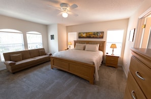 Master bedroom (King-size bed).