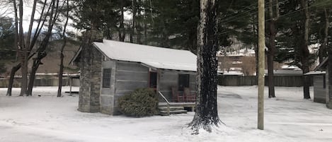 Cabin 9 - Snowy day