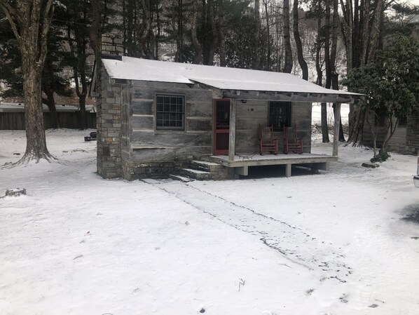 Cabin 11 - Snowy day 