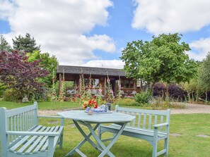 Extensive beautifully maintained gardens | Lakeside Cabin, Kingston Blount, near Thame