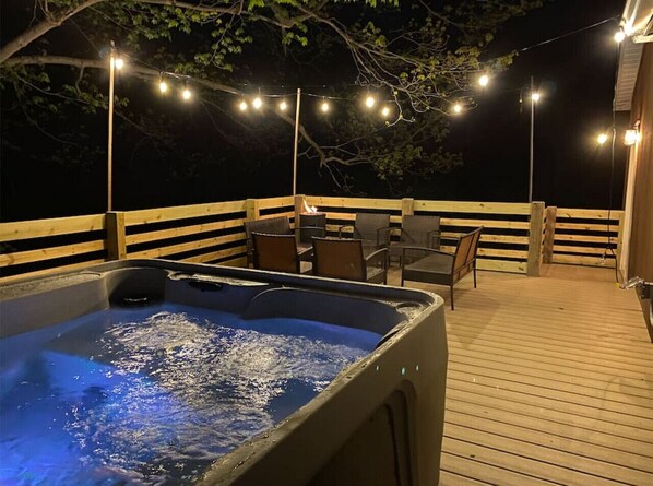 Large deck w/ hot tub and gas fire pit overlooking Mud Creek!