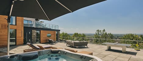 The hot tub at Reservoir View, Somerset