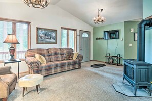 Living Room | TV w/ DVD Player | Gas Fireplace | Board Games | Books