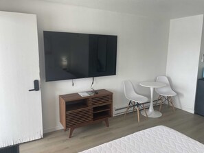 Smart TV and table/chairs