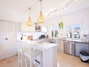 Countertop, Cabinetry, Möbel, Küche, Tabelle, Interior Design, Holz, Herd, Küchengerät