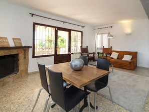Tabelle, Möbel, Stuhl, Gebäude, Couch, Holz, Interior Design, Fenster, Wohnzimmer, Flooring