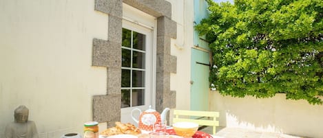 Table, Meubles, Propriété, Vaisselle, Fenêtre, Design Intérieur, Rectangle, Bois, Sol, Mobilier De Jardin