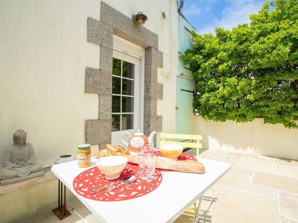 Table, Meubles, Propriété, Vaisselle, Fenêtre, Design Intérieur, Rectangle, Bois, Sol, Mobilier De Jardin