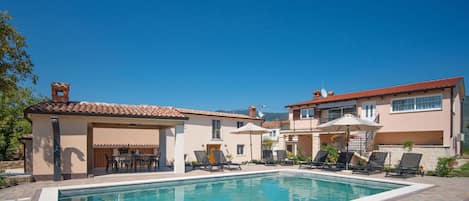 Water, Sky, Plant, Building, Property, Swimming Pool, Azure, Window, Chair, Rectangle