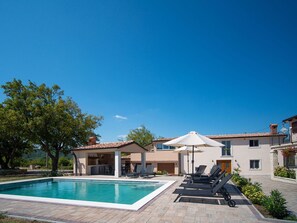 Agua, Planta, Cielo, Propiedad, Piscina, Edificio, Sombra, Árbol, Ventana, Mueble Para Exteriores