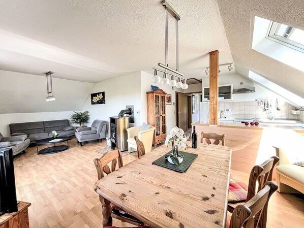 Meubles, Design Intérieur, Bois, Plafond, Sol, Sol, Pièce, Chaise, Éclairage, Table