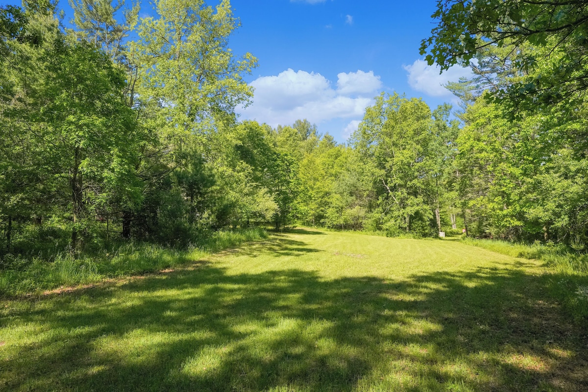 Sanctuary in the Woods: Historic Log Cabin on 30 secluded acres with trails