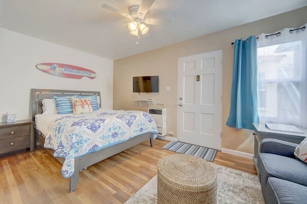 Margaritaville themed studio vacation rental with comfy queen sized bed. 