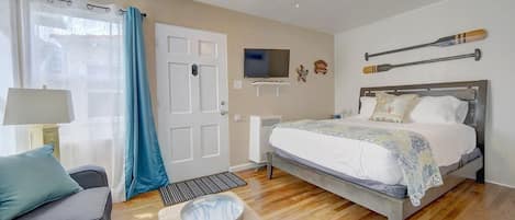 Adorable Mission Beach studio, just steps to the ocean and all the action. Features all new furnishings including a super comfy Queen bed, beautiful hardwood floors,  kitchen and bathroom. TV rotates for viewing from the sofa or the bed. 