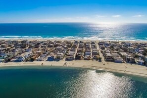 This property is in Mission Beach in San Diego, California. Situated on a narrow strip of land between the Pacific Ocean and Mission Bay. Both sides have sandy white beaches & miles of boardwalk. Just a 1 min walk to the ocean or the bay!