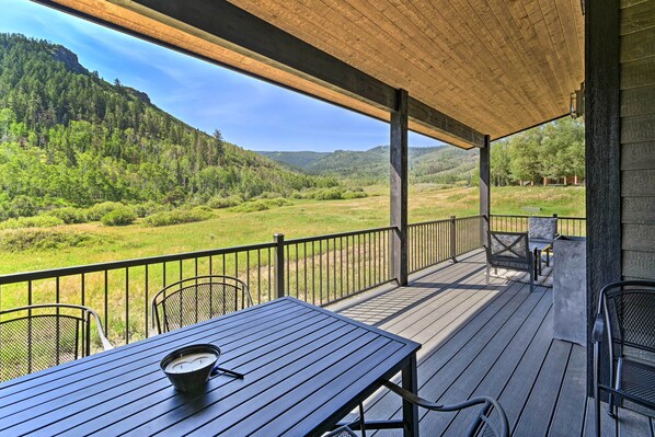 Oak Creek Vacation Rental | 4BR | 3.5BA | 2,667 Sq Ft | Stairs Required