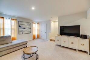 Living Room | Smart TV w/ Cable | Free WiFi