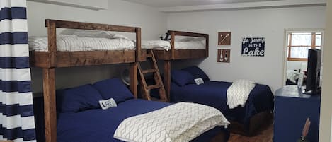 Built in bunk room great for adults of kids!