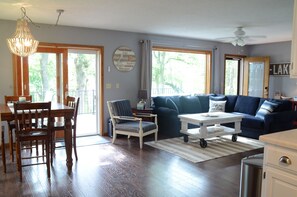 Open concept living, dining & kitchen
