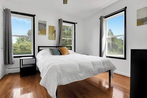 Main Bedroom Downstairs, Full En Suite Bathroom, Queen Bed