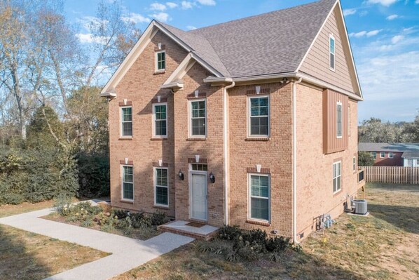 This is a duplex, the front door is the entrance to this unit.