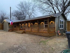 1.5 block walk (Street Lights & Safe) to Stockyards - Large, covered front porch