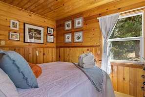 The bedroom downstairs has a Queen Bed and all the linens and towels are included.