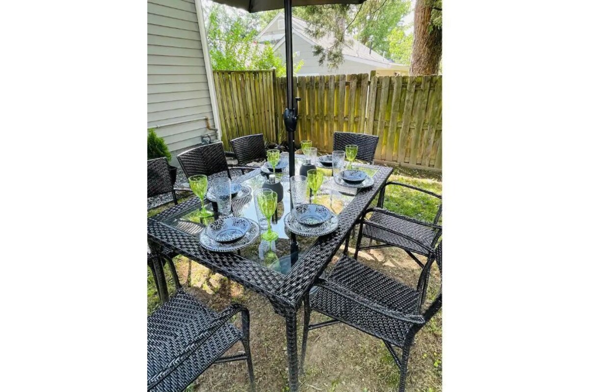Modern & Spacious-walk to metro w/ parking On-site