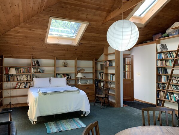 Queen bed. Skylights (and their shades) are remote controlled.