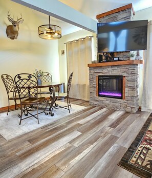 Gorgeous dining area, truly unique cabin decor, and a deer mount!