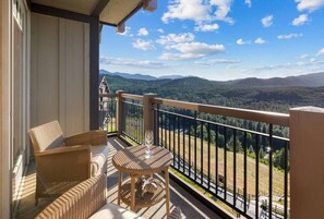 West Facing Views Of The River, Mountains & Sunset