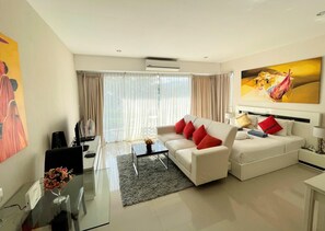 Convenient Karon studio, walk to beach & market (9335)