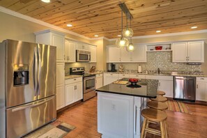 Kitchen | Single-Story Cottage | Walk to Dining & Shopping