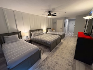 Bedroom - 1 queen & 2 twin beds
