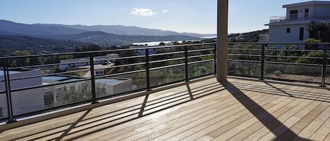 Terrasse couverte exposée Sud avec vue mer