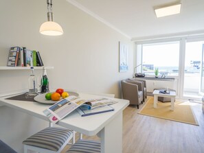kombiniertes 1-Zimmer-Appartement mit Essplatz und Sessel