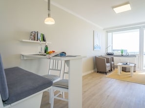 kombiniertes 1-Zimmer-Appartement mit Essplatz und Sessel