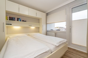 Schlafzimmer mit Doppelbett und Zutritt zur Westloggia