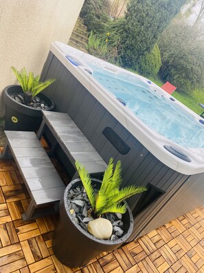 Jacuzzi en plein air : 6 places dont 1 allongée 