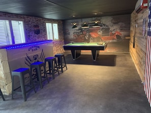 Salle de jeux: bar avec billard, jeu de fléchette, vidéo proj et tourne disque 