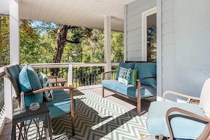Entryway porch between parking area and front door