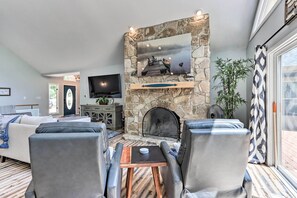 Living Room | Smart TV | Fireplace