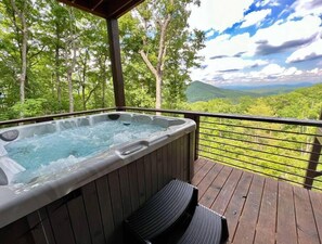 Relax in the hot tub overlooking the gorgeous mountains!!