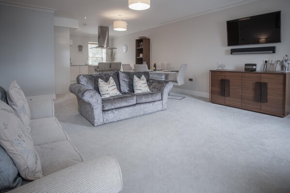 Upper Deck - 2 Bedroom Apartment - Saundersfoot (11764)
