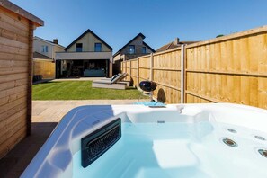 The hot tub is open and heated all year round. This is subject to a £150 levy payable after booking confirmation.
