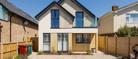 Shore Drift is a luxury new build in West Wittering, just 3 minutes walk from the beach.